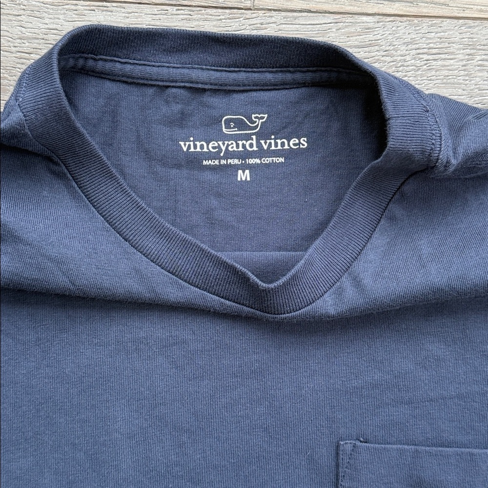 Vineyard Vines Navy Santa’s🥍 “Merry Laxmas” Long Sleeve Pocket Tee 💯Cotton-Med - Picture 5 of 8